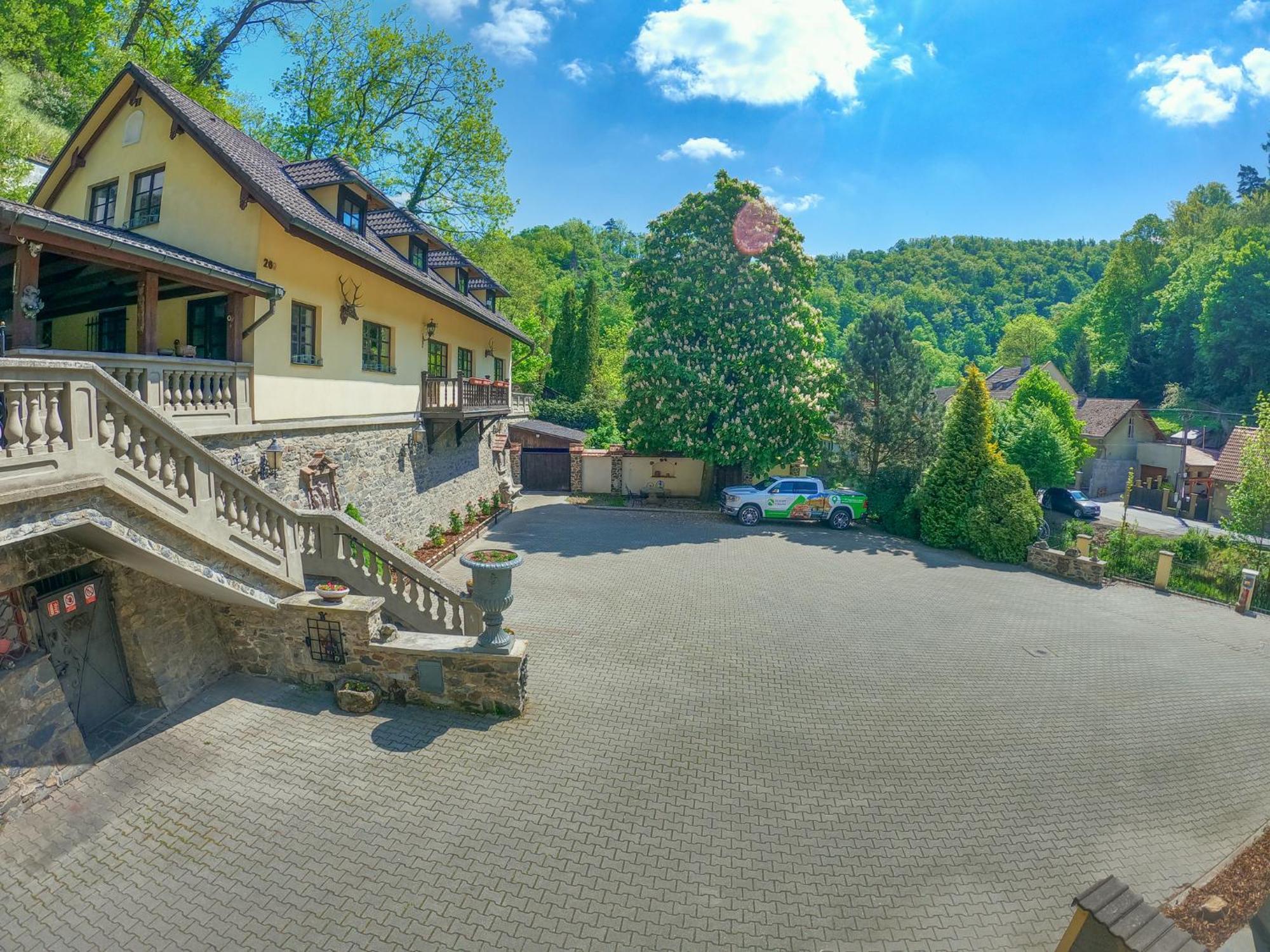 Resort U Jelena Křivoklát Esterno foto
