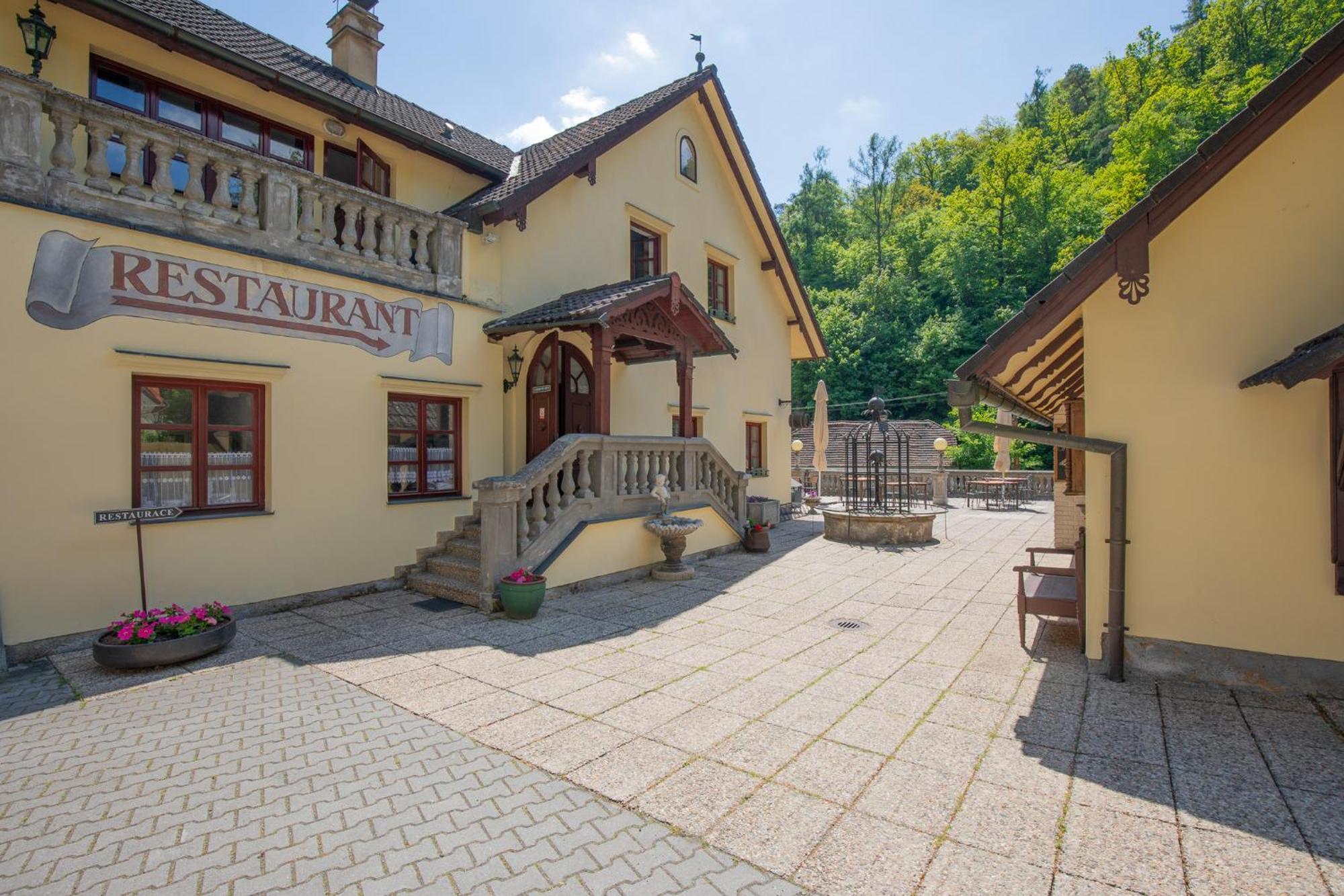 Resort U Jelena Křivoklát Esterno foto