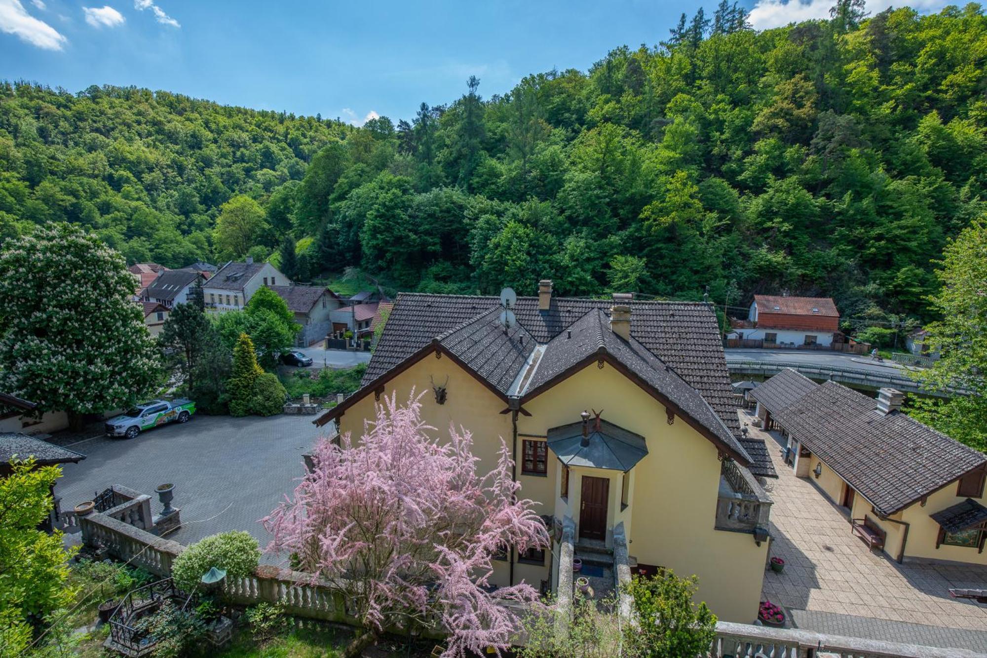 Resort U Jelena Křivoklát Esterno foto