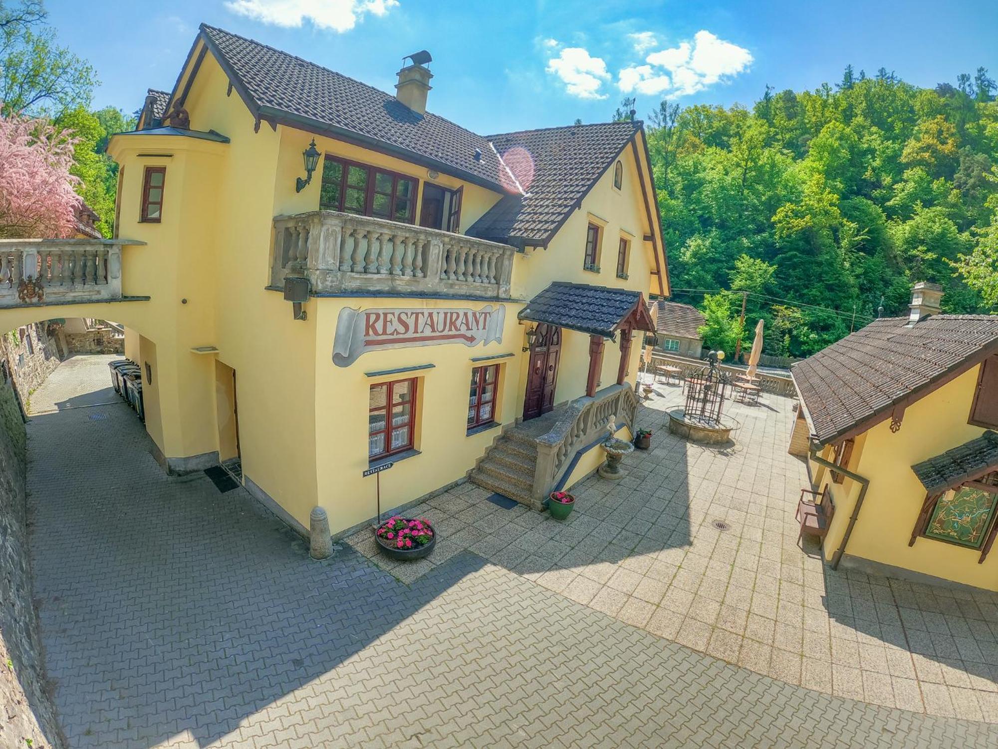 Resort U Jelena Křivoklát Esterno foto