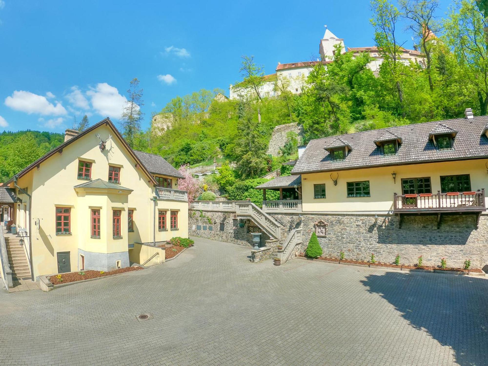 Resort U Jelena Křivoklát Esterno foto