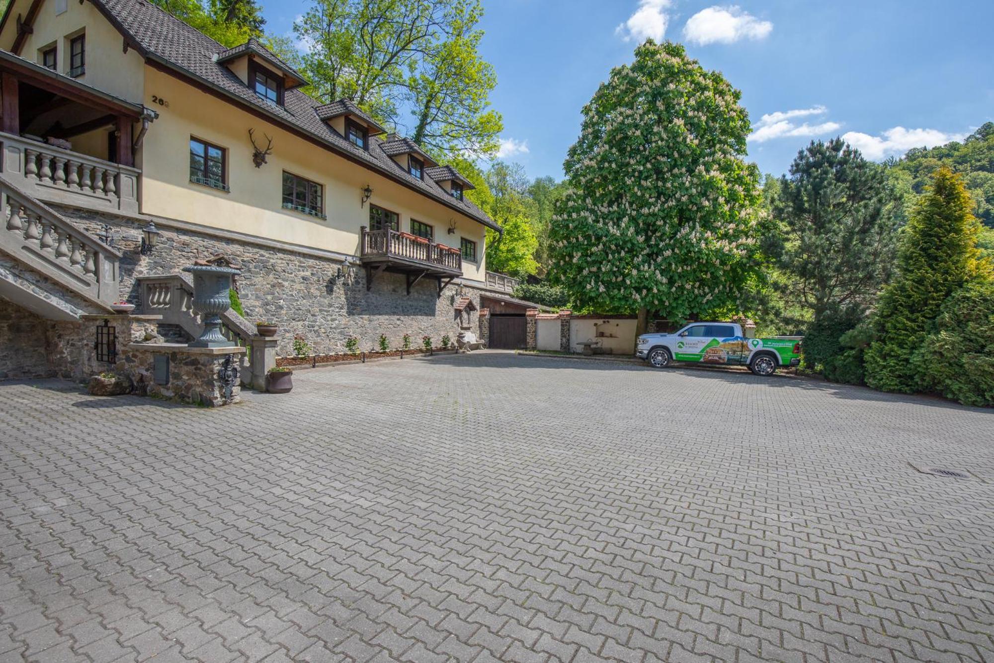 Resort U Jelena Křivoklát Esterno foto
